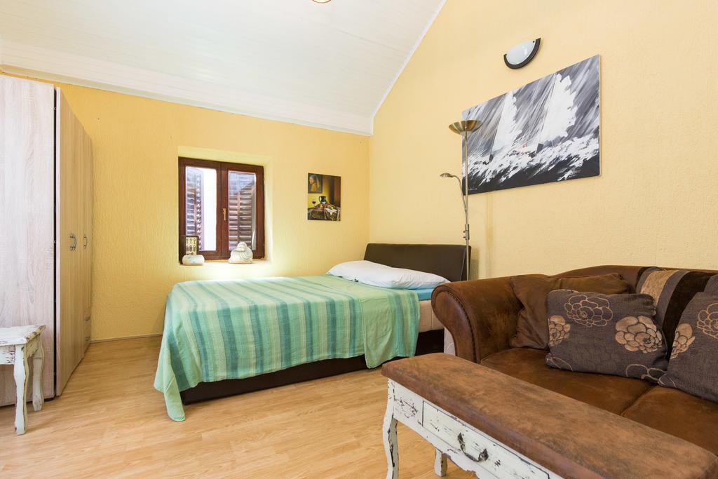 Apartamento Yvonne Krk Town Exterior foto